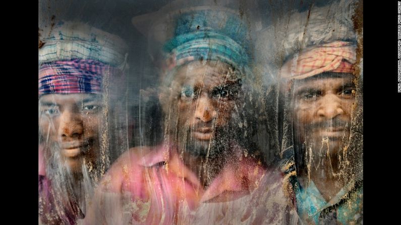 Segundo Lugar: "Gravel Workmen" por Faisal Azin. "Este lugar de trabajo cubierto de grava sigue estando lleno de polvo y arena", dijo Azim en relación con esta foto de Chittagong, Bangladesh. "Tres obreros de grava ven por la ventana a su lugar de trabajo".