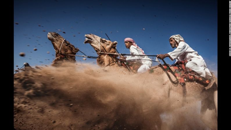 Tercer lugar: "Camel Ardah" por Ahmed Al Toqi. "El Ardah de camellos, como se le conoce en Omán, es uno de los estilos tradicionales de carreras de camellos... entre dos camellos controlados por hombres expertos", dijo Al Toqi. "El camello más rápido pierde... así que deben correr al mismo nivel de velocidad en la misma pista. El principal propósito de Ardah es demostrar la belleza y la fuerza de los camellos árabes, al igual que las habilidades de los jinetes. El Ardah es considerado como una de las situaciones más arriesgadas, debido a que las reacciones de los camellos siempre son impredecibles, podrían salirse de control y saltar hacia la audiencia".