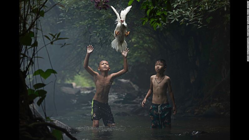 Mención especial: "Catching a Duck" por Sarah Wouters. "Dos niños están tratando de atrapar un pato en el arroyo de la cascada en la provincia de Nong Khai, Tailandia", dijo Wouters.