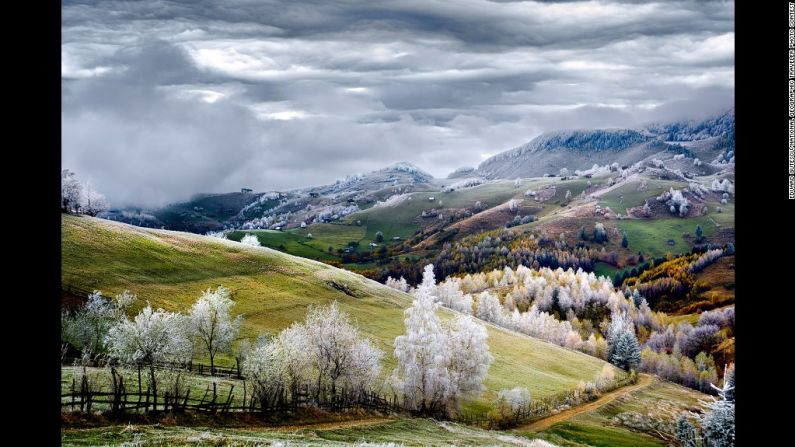 Mención especial: "Romania, Land of Fairy Tales" por Eduard Gutescu, quien tomó esta foto de "la escarcha blanca sobre la aldea Pestera" en Romania.