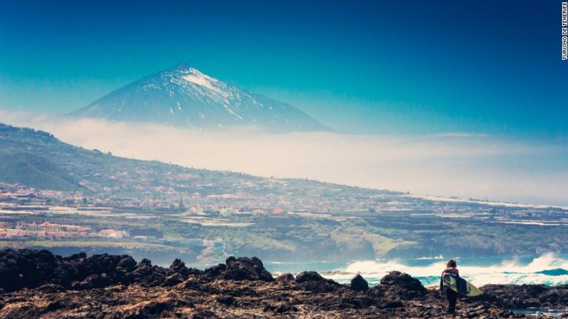 Volcán Teide: el volcán Teide es el pico más alto del suelo español. Los excursionistas necesitan un permiso escrito para escalar sus alturas.