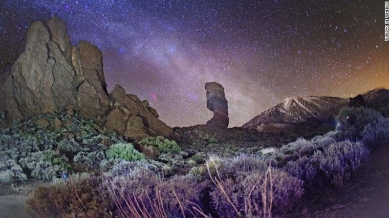 Los Roques de García: cielos oscuros y baja contaminación lumínica pueden producir espectaculares momentos para vistas nocturnas, como estos cielos estrellados, vistos desde Los Roques de García en el Parque Nacional del Teide.