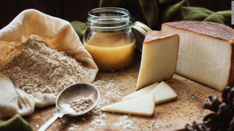 Gofio: la harina de gofio, hecha de grano tostado, es un elemento básico en la cocina canaria. A menudo se mezcla con miel y queso.