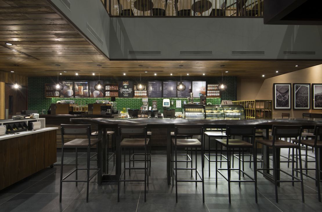 Interior de al tienda Starbucks Panamá.