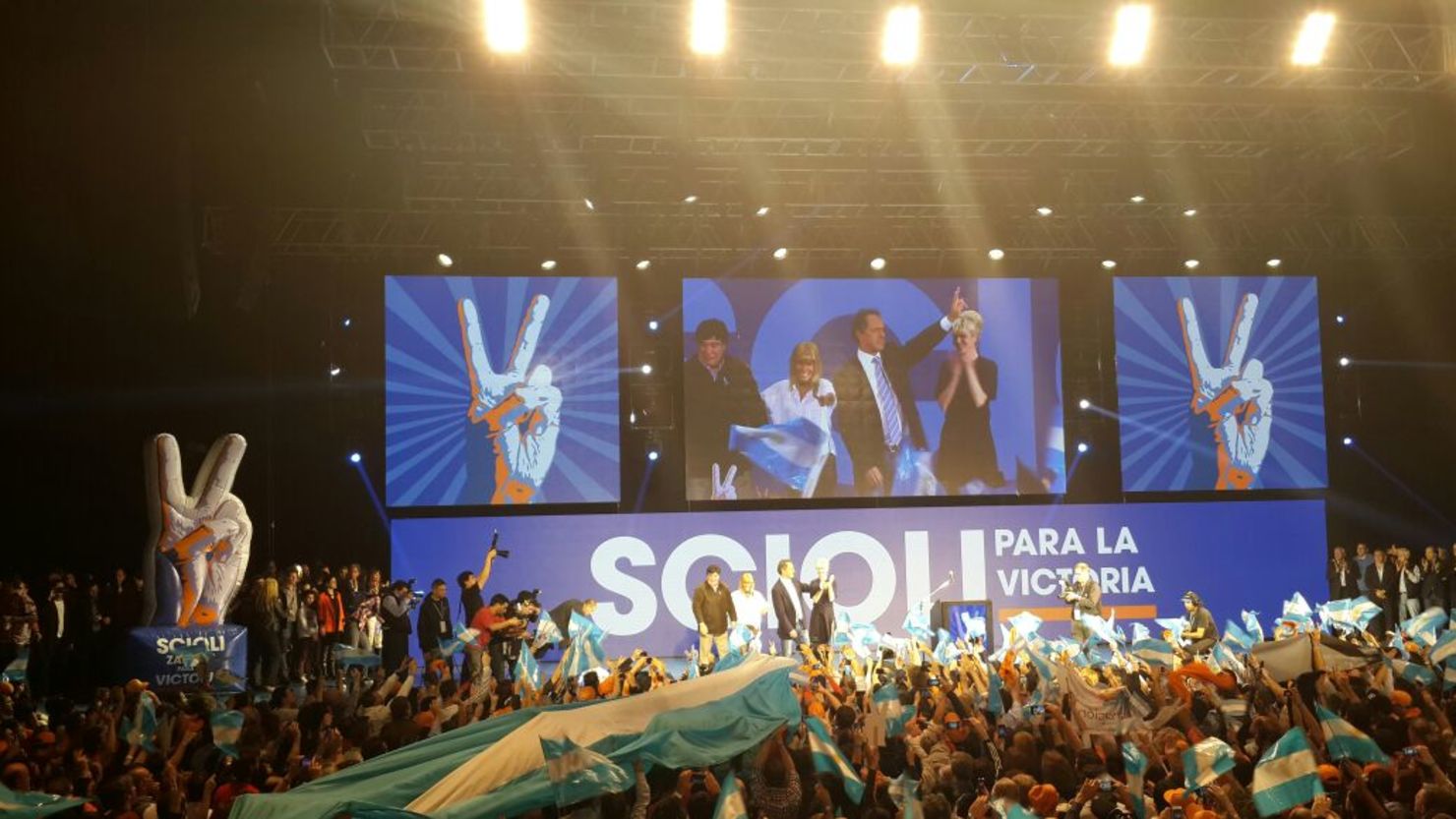 Daniel Scioli sube al escenario tras darse a conocer los primeros resultados.