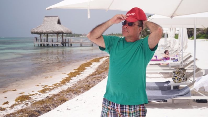 El 'beach boy' de CNN, Camilo Egaña, en alguna playa 'sin nombre'.