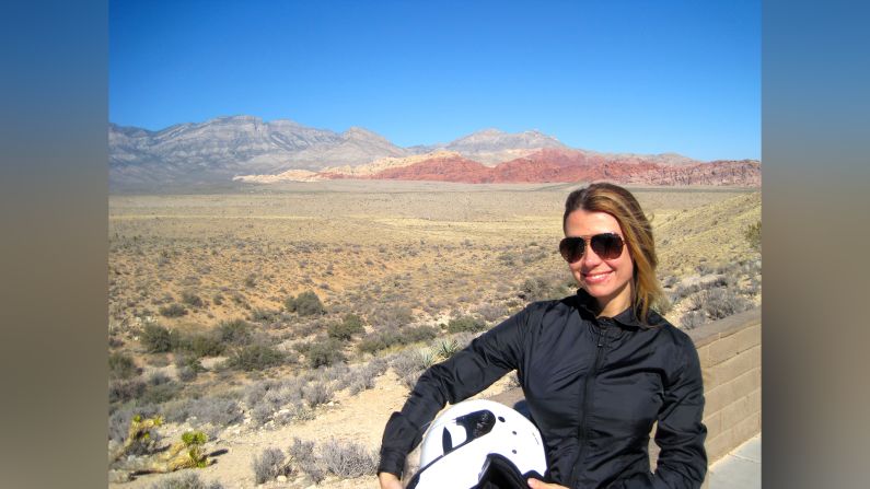 Elizabeth Pérez en Las Vegas, Nevada... un estado al que recomienda recorrer en moto.