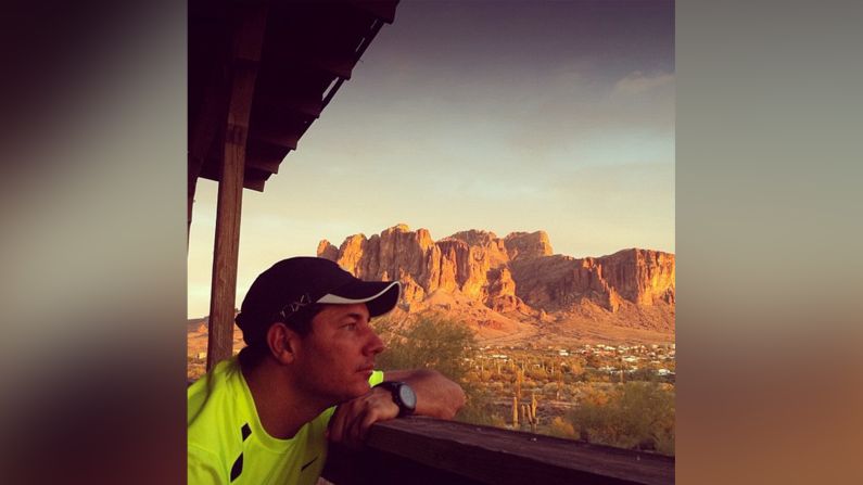 Fernando del Rincón en el desierto... en algún lugar en Estados Unidos.