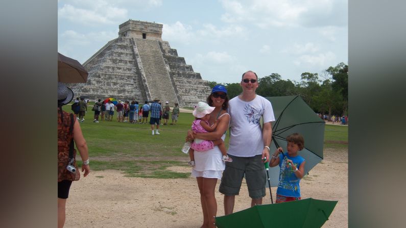 Ione Molinares y su familia en Chichen Itzá.