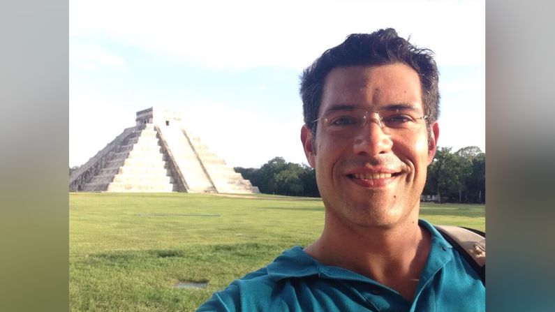 El selfie de Mario González con una de las pirámides de Chichen Itzá en la Riviera Maya.