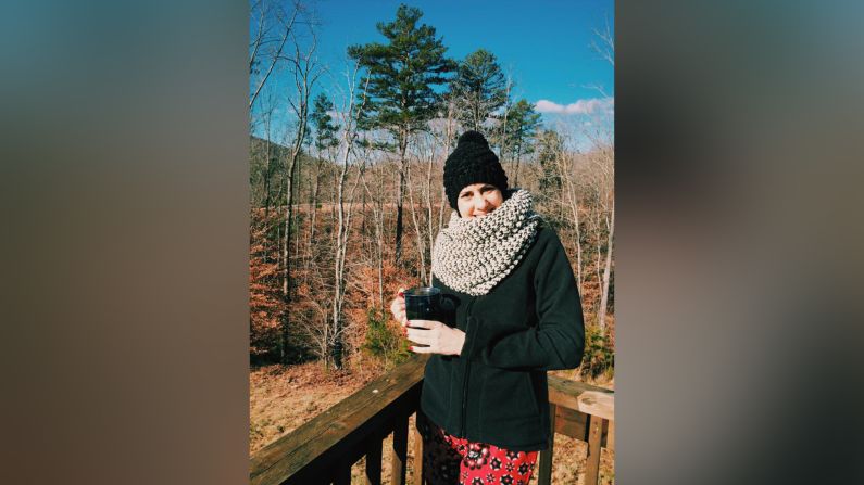 Mercedes Soler disfruta de una bebida caliente para apaciguar el frío en Danbury, Carolina del Norte.