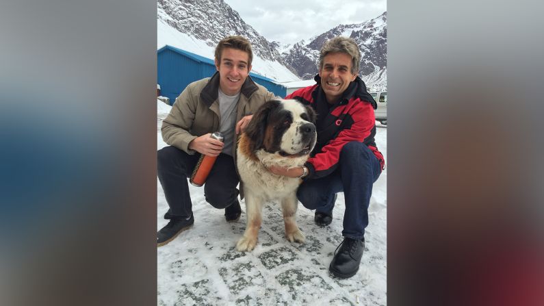 ...y dos décadas más tarde, pudo recrear la foto con su hijo, Charlie, y el nieto del perro con el que se fotografió en el centro de esquí.