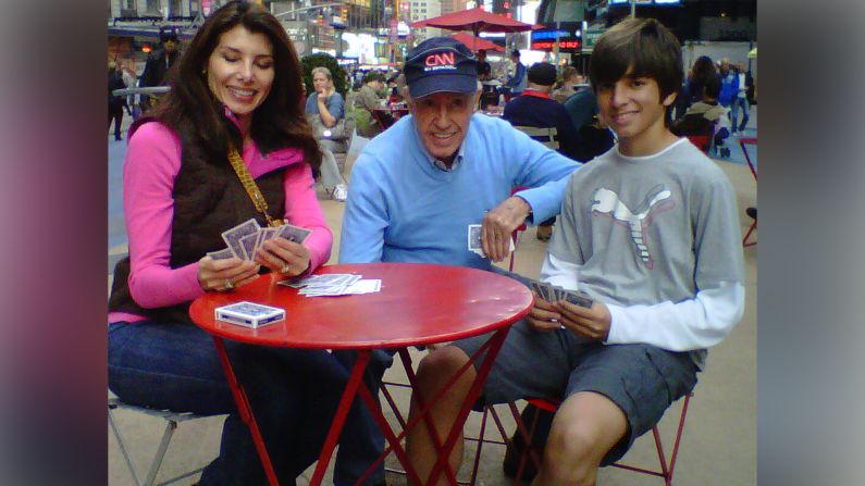 Patricia Janiot, su padre y su hijo jugando cartas en Times Square, Nueva York.