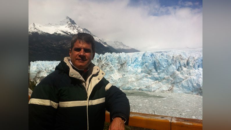 Rey Rodríguez en el glaciar Perito Moreno en la Patagonia, Argentina.