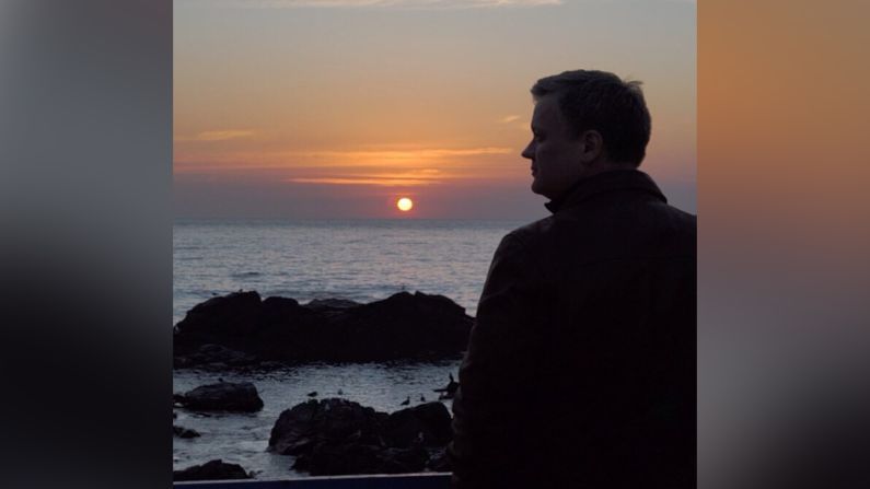 Xavier Serbiá disfruta el atardecer... en alguna playa del Caribe.