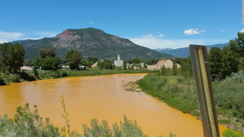 Trabajadores de la Agencia de Protección Ambiental liberaron por accidente tóxicos al río.