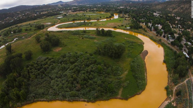 Ciudades en Nuevo México también están en riesgo mientras la contaminación fluye del río Animas al río San Juan.