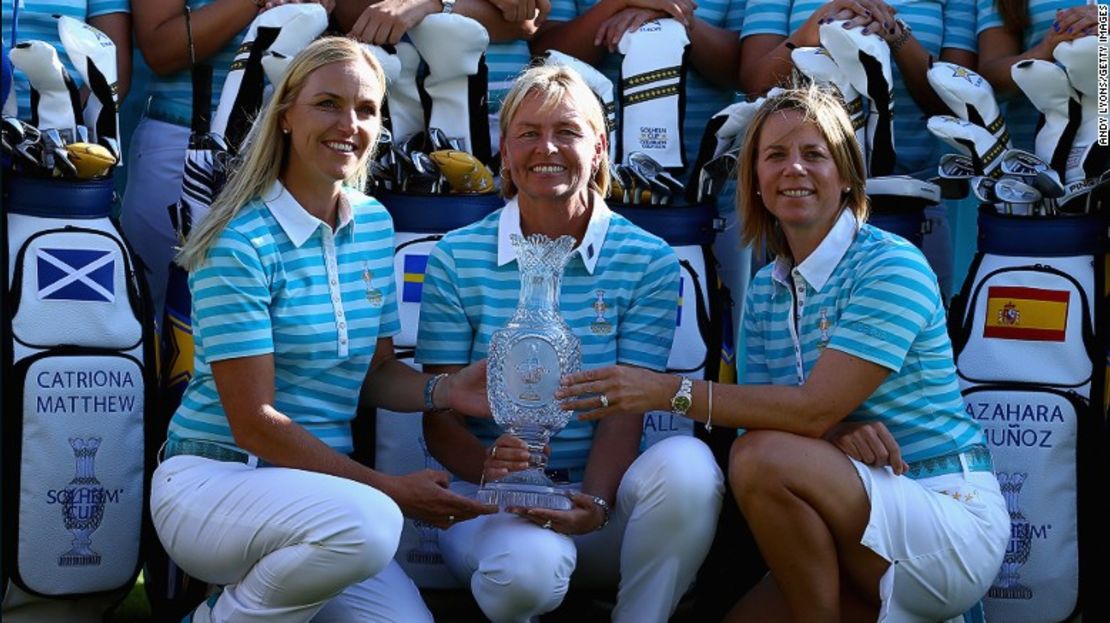 Carin Koch (a la izquierda) posa como parte del triunfante equipo europeo de la Copa Solheim del 2013.