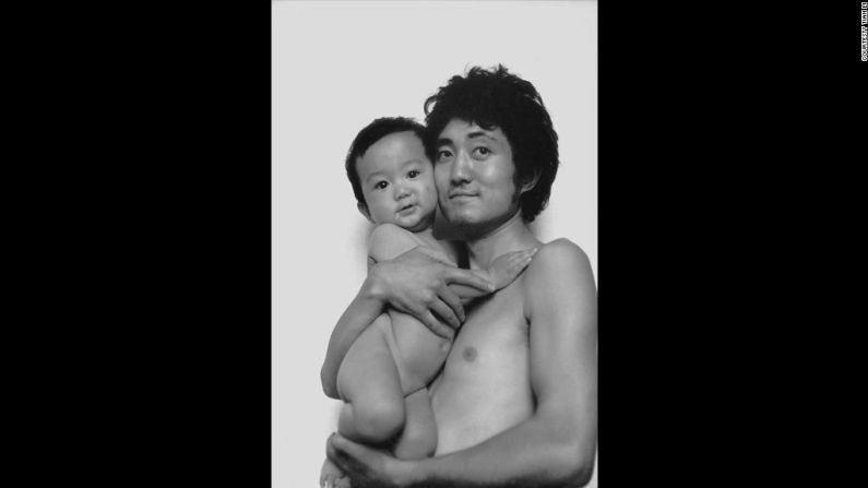 1987- Tian Li, de 29 años de edad, es un director que vive y trabaja en Beijing. Él le dijo a CNN que su artístico padre, Tian Jun, de 56 años de edad, tuvo la idea de tomar una fotografía cada año en el cumpleaños de su hijo en el mismo lugar.