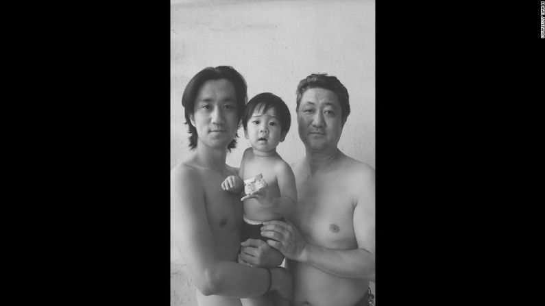 2015- Timothy, el hijo de Tian Li debuta en la foto familiar. Timothy nació en Estados Unidos en el 2014, así que Tian Li no tuvo la oportunidad de tomarse una foto con su padre ese año. “Lo que se ha perdido se ha perdido, pero sin duda seguiremos tomando la tercera generación de fotografías”, le dijo Tian a CNN.