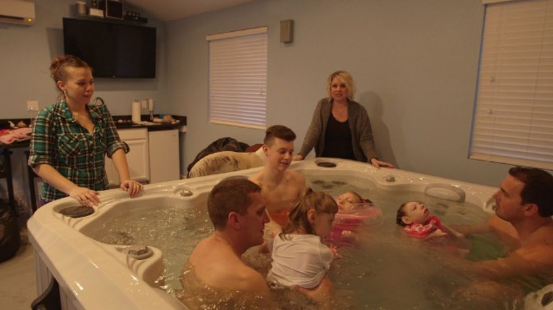 Angelina Aramburu y Gwen Hartley ven a sus familias disfrutar de un jacuzzi.