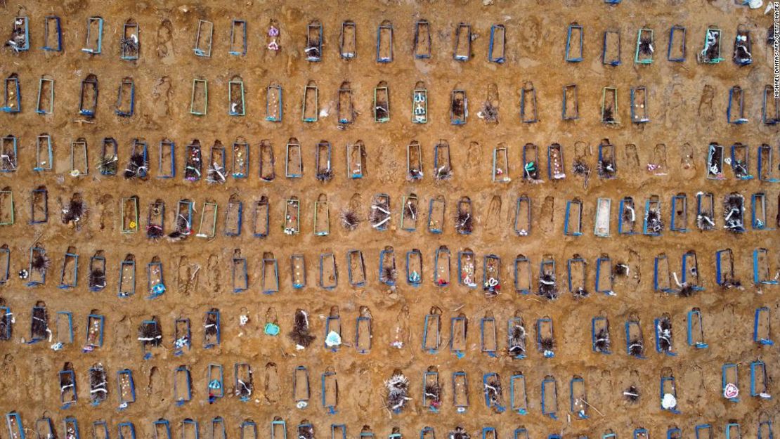 Vista aérea de un área en el cementerio de Nossa Senhora Aparecida, donde se han cavado nuevas tumbas en Manos, Brasil, el 22 de mayo de 2020, en medio de la pandemia de coronavirus.