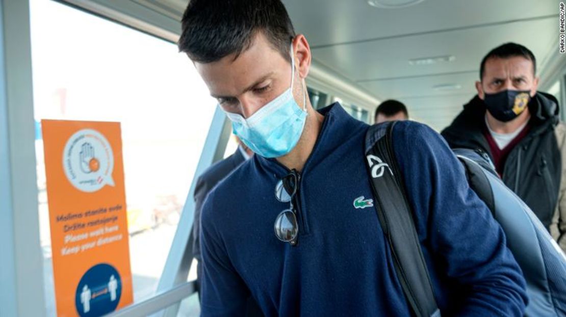 Djokovic aterriza en Belgrado tras ser deportado de Melbourne.