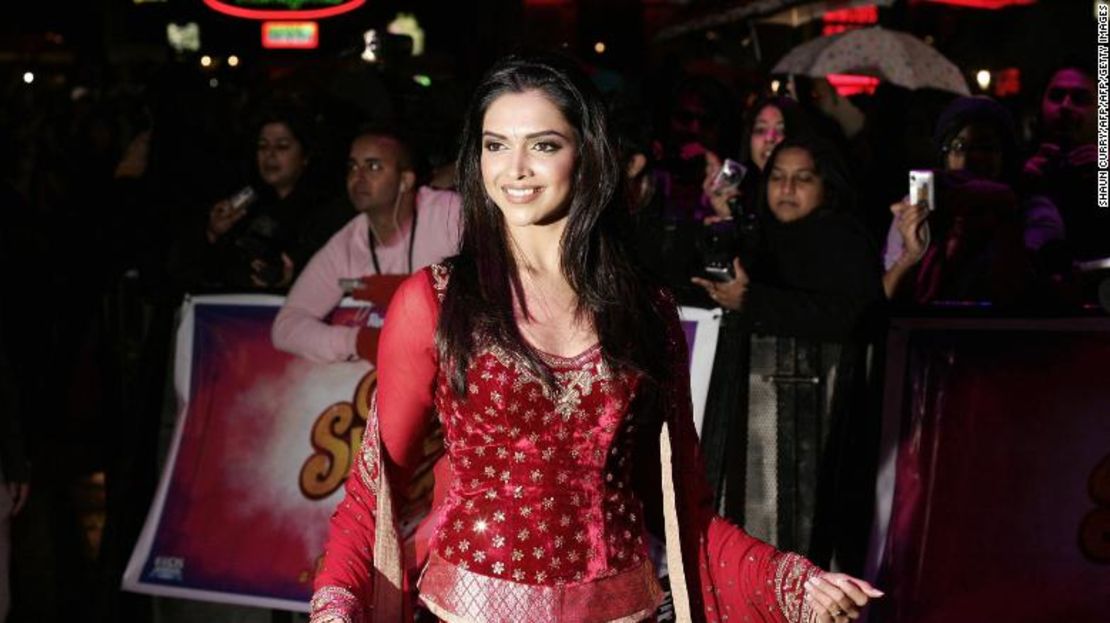 La estrella de Bollywood Deepika Padukone en el estreno mundial de 'Om Shanti Om' en Leicester Square de Londres.