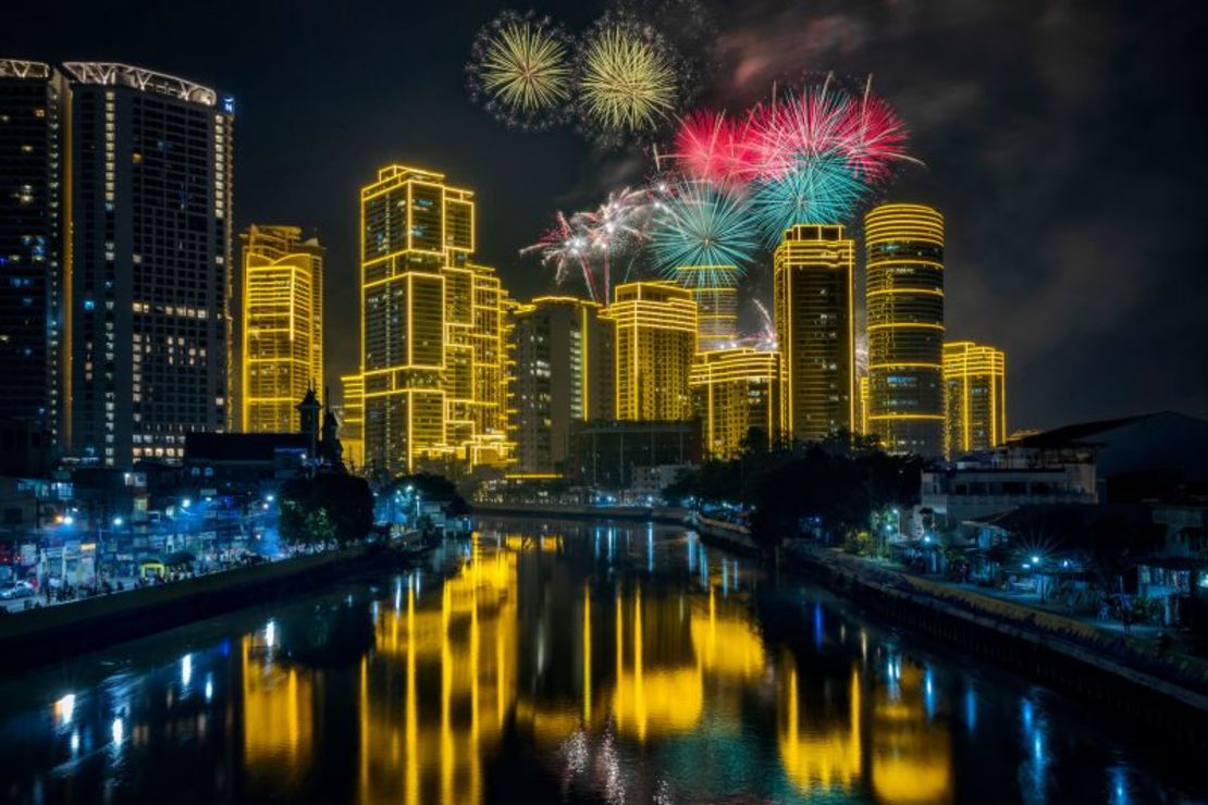 Los fuegos artificiales explotan sobre los edificios durante las celebraciones de Año Nuevo el 1 de enero de 2023 en Makati, Metro Manila, Filipinas. Ezra Acayan/Getty Images