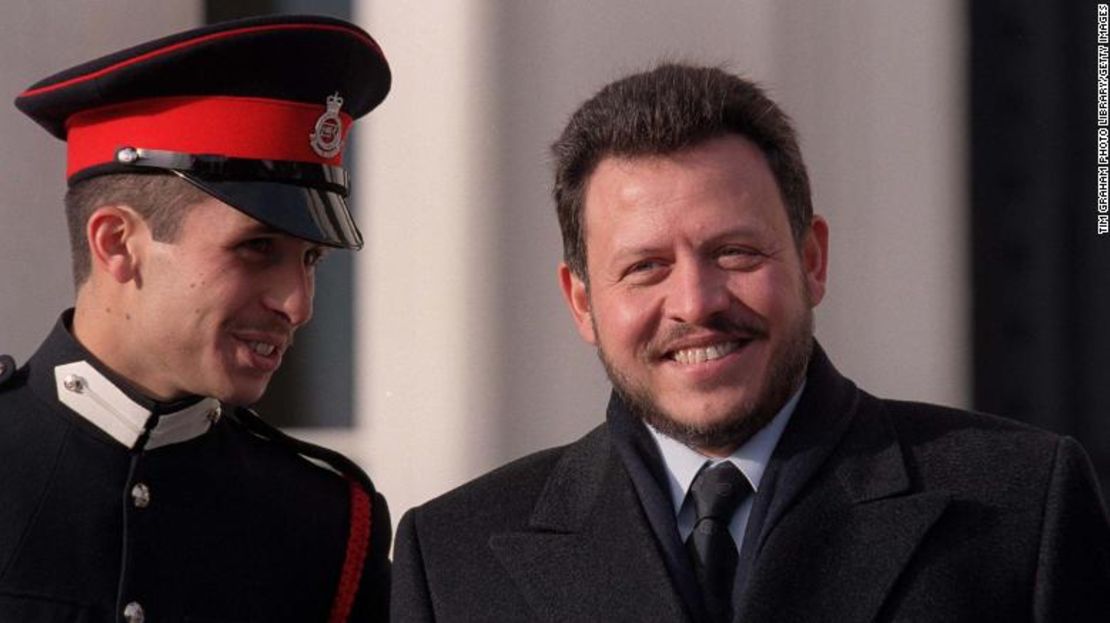 El rey Abdullah II (derecha) y el entonces príncipe heredero Hamzah en el desfile militar de Sandhurst en 1999.