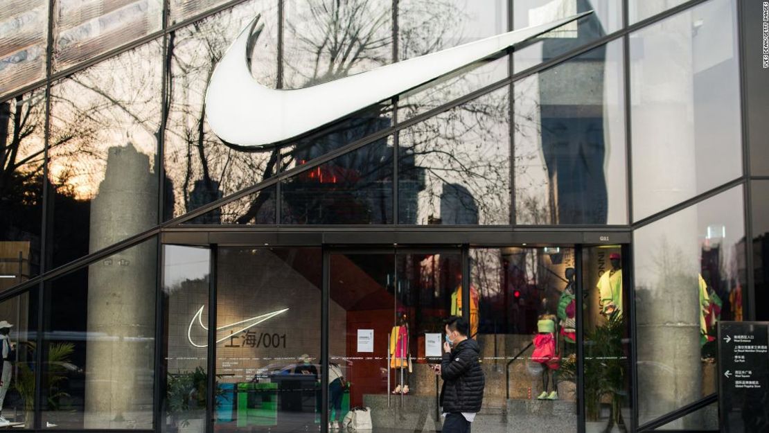 Un peatón frente a una tienda de Nike en Shanghai en marzo.