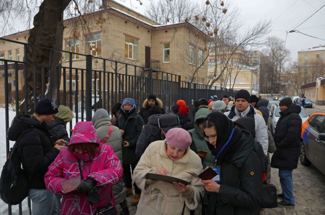 Decenas de personas hacen fila para dar sus firmas en apoyo a Nadezhdin, quien espera competir contra Putin en las elecciones presidenciales rusas de marzo. Evgenia Novozhenina/Reuters