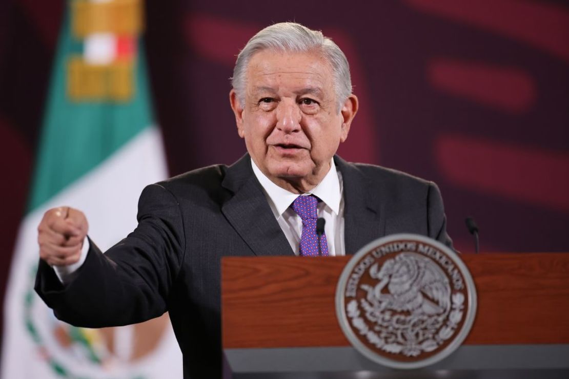 El presidente de México, Andrés Manuel López Obrador, habla durante una sesión informativa en Palacio Nacional el 12 de marzo en la Ciudad de México. Crédito: Hector Vivas/Getty Images