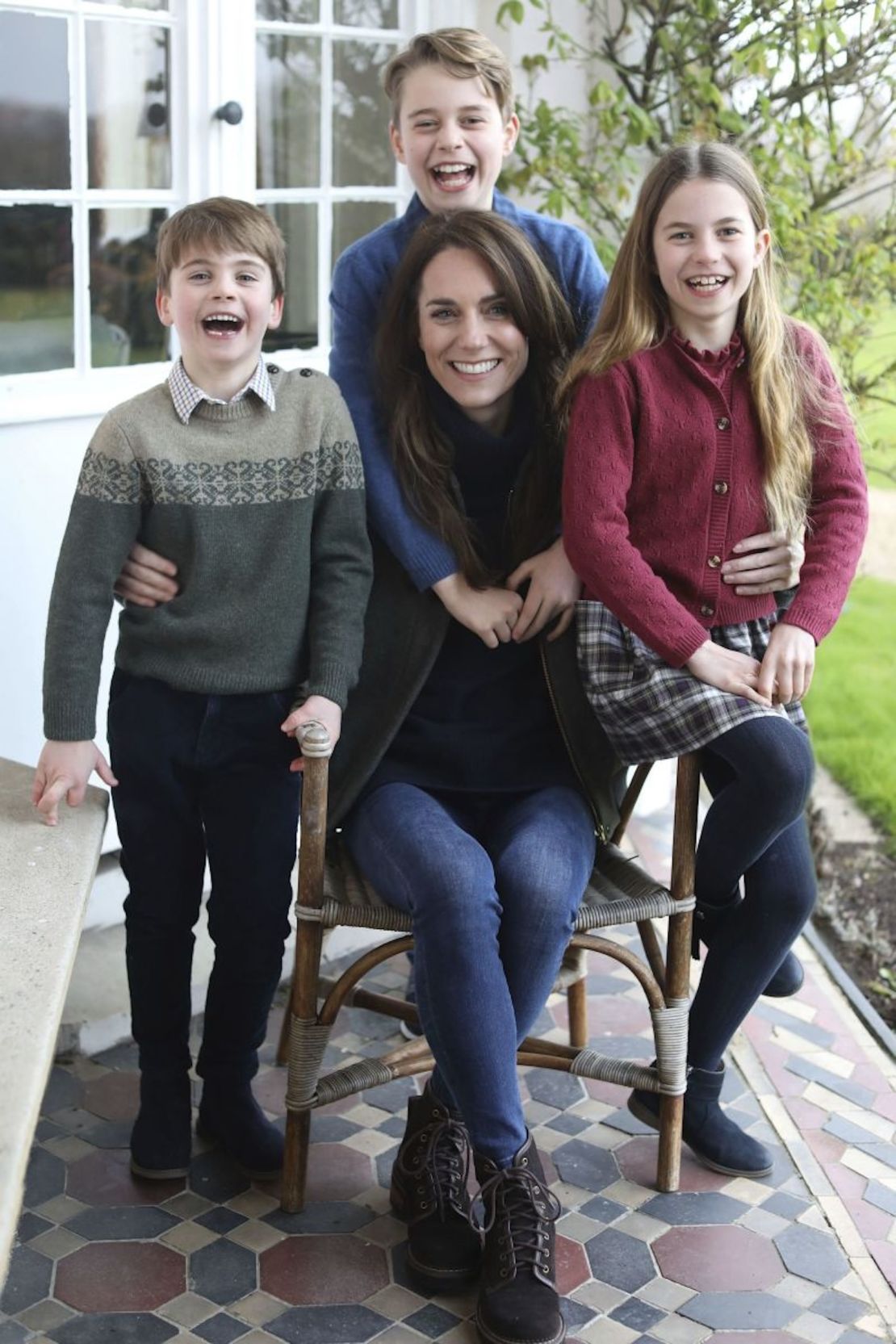 Esta foto de Kate, princesa de Gales, junto a sus hijos fue publicada por el Palacio de Kensington el 10 de marzo en la celebración del Día de la Madre en Reino Unido. Agencias de noticias dicen que ha sido manipulada.