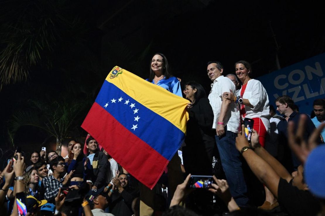 La precandidata presidencial venezolana del partido opositor Vente Venezuela, María Corina Machado (C), celebra los resultados de las elecciones primarias de la oposición en la sede de su partido en Caracas el 22 de octubre de 2023. La oposición venezolana está votando en primarias que seleccionarán un candidato para enfrentar al presidente Nicolás Maduro en las elecciones del próximo año.