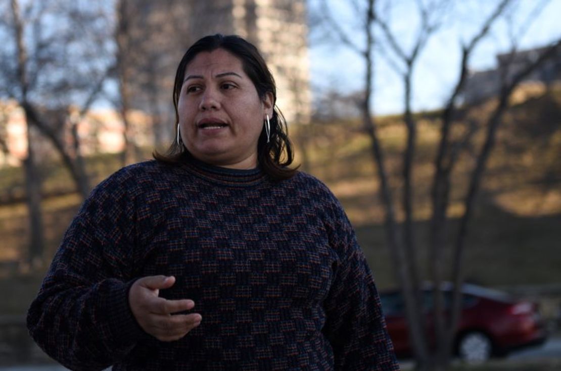 Liliana Villela se encuentra cerca de las manchas de sangre seca en el pavimento un día después del tiroteo masivo. Emmalee Reed/CNN