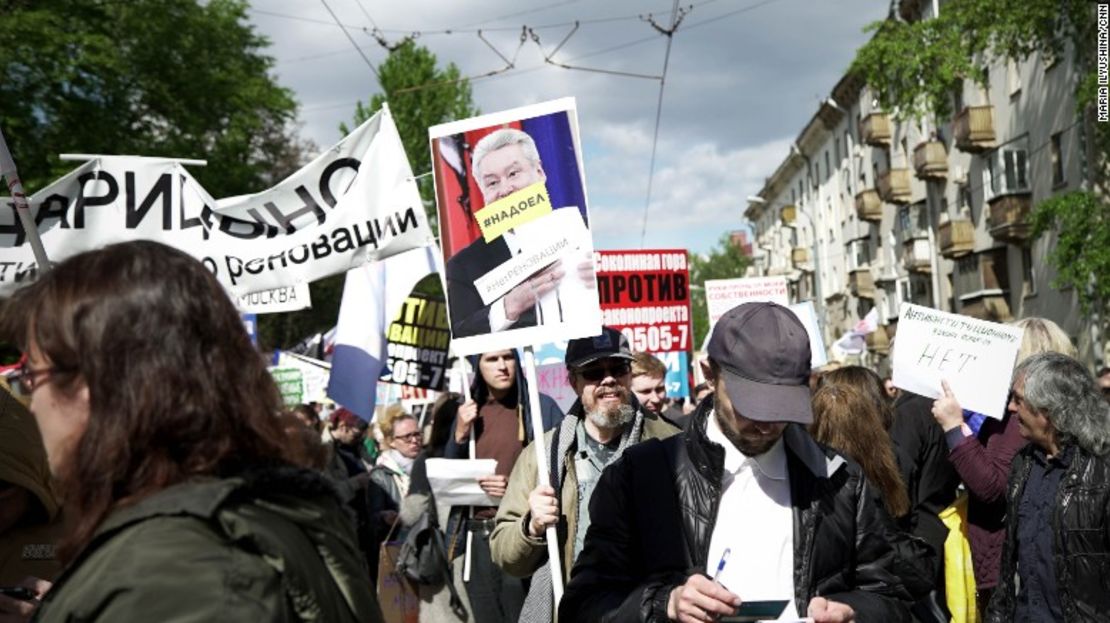 Un manifestante sostiene un cartel con una imagen del alcalde Sobyanin y el mensaje: "Estamos cansados de ti".