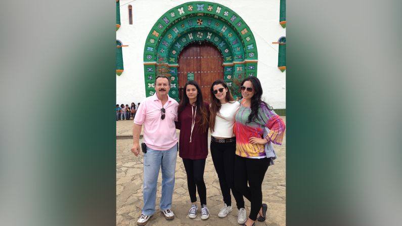 María Regina en San Juan Chamula "y esa iglesia es muy interesante porque no es como todas, adentro la gente hace ofrendas con animales y ¡bebidas gaseosas! Las autoridades locales no permiten cámaras de ningún tipo dentro de la iglesia y cobran por entrar".