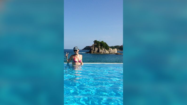 María Regina en Bahías de Huatulco en Oaxaca. Según ella el lugar es " muy distinto a las playas del Caribe, el agua tiene varios tonos de azul y la arena es dorada".