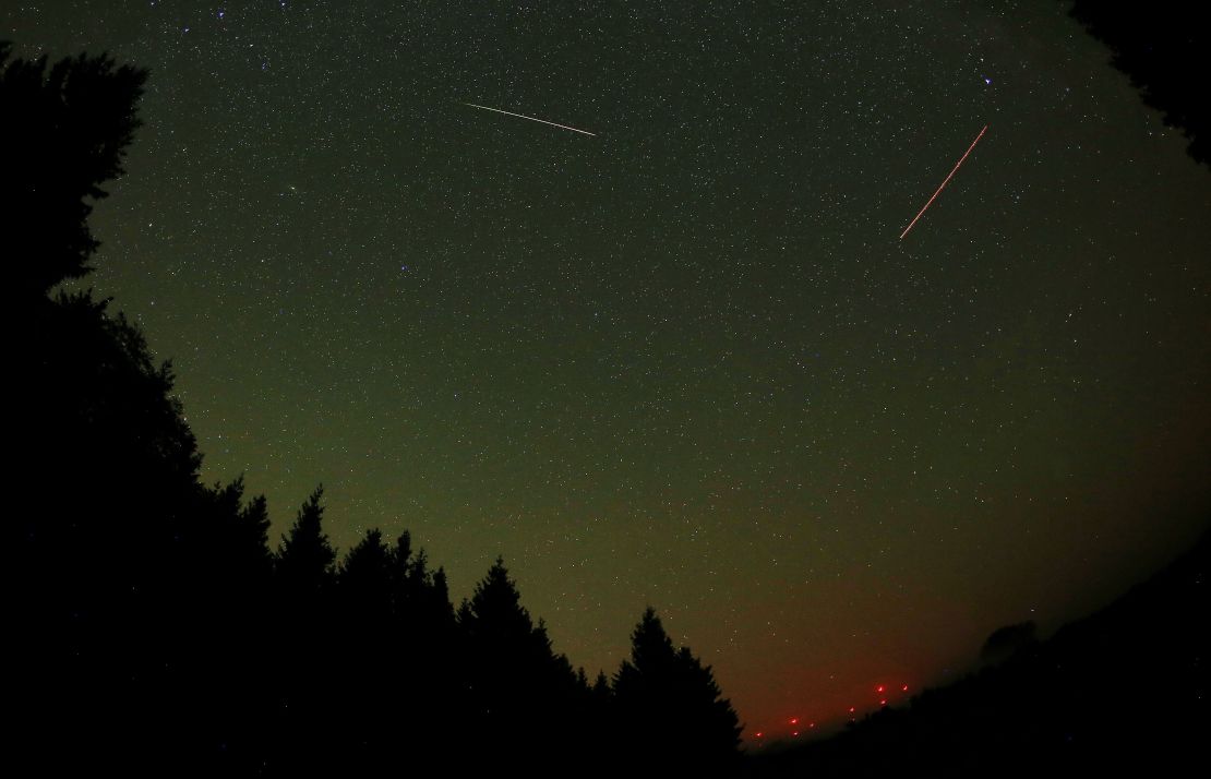 Otra de las imágenes que nos dejó la lluvia de Perseidas en Alemania (OLIVER BERG/AFP/Getty Images).