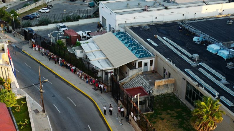 Los cubanos están buscando visas para viajar a Estados Unidos en filas desde antes de las 8:00 de la mañana fuera de la embajada. Durante mucho tiempo, los cubanos que dejaron la isla para ir a EE.UU. fueron ridiculizados por los funcionarios cubanos, que se referían a ellos como “gusanos”o “parásitos” (Patrick Oppmann/CNN).