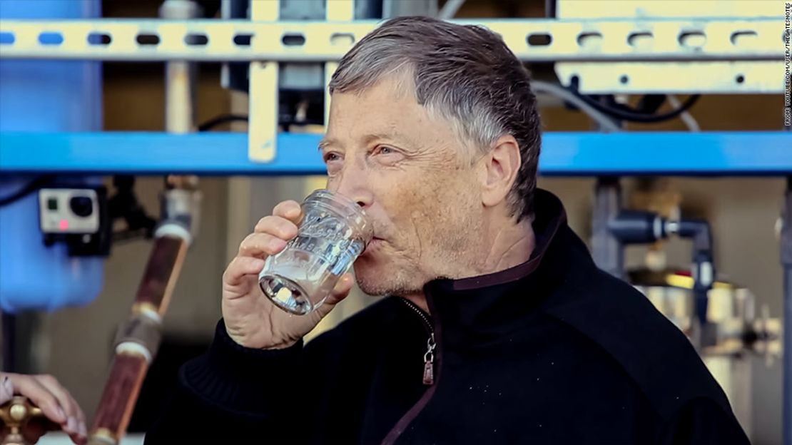 Bill Gates tomando agua del omniprocessor.