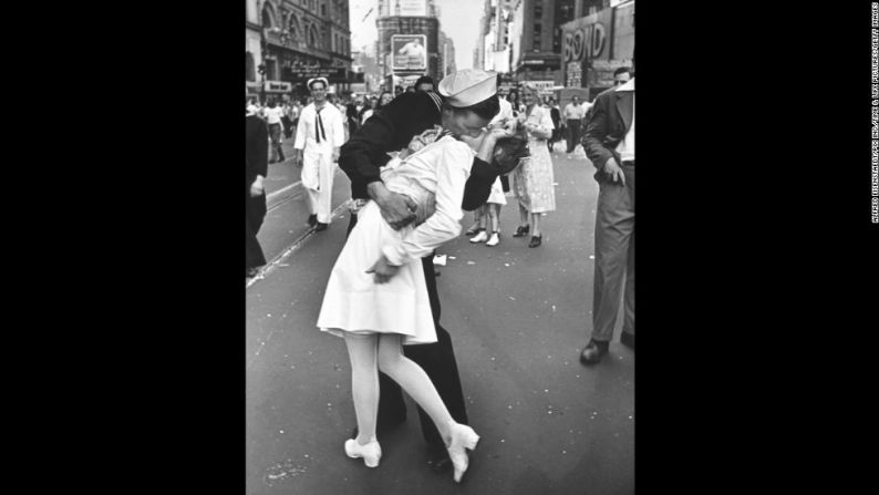 El beso del día de la victoria es una de las fotografías más famosas del fin de la Segunda Guerra Mundial, cuando miles de estadounidenses salieron a las calles de Nueva York a celebrar que Japón se había rendido. La fotografía fue tomada por Alfred Eisenstaedt de la revista Life.