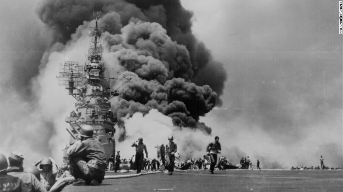 Columnas de humo salen por encima del USS Bunker Hill que fue alcanzado en 30 segundos por dos Kamikazes, el 11 de mayo de 1945.