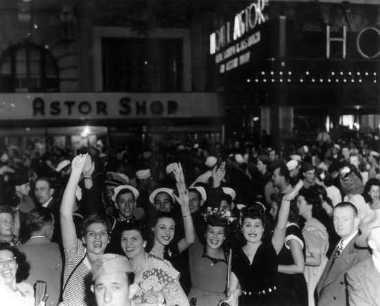 Los estadounidenses seguían celebrando en la noche del 14 de agosto. Aquí una multitud frente al Hotel Astor, en Times Square, Nueva York.