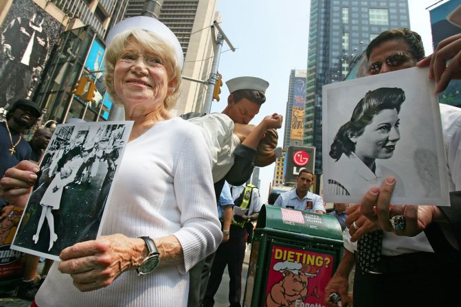 Edith Shain, una mujer de 86 años dice ser la mujer de la fotografía y posa frente a la estatua ubicada en Nueva York en 2005.