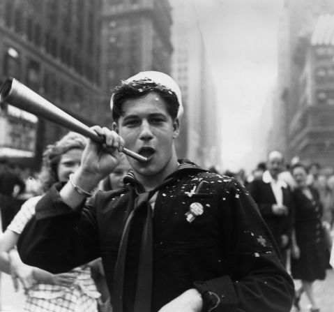 1945: Un marinero sopla un cuerno durante las celebraciones del Día de la Victoria en Times Square, Nueva York, el 14 de agosto.