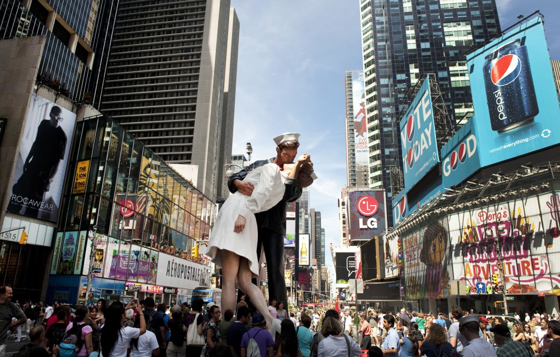 En 2010 cientos de ciudadanos se acercaron a Times Square para observar la escultura en honor a la famosa escena del fin de la guerra.