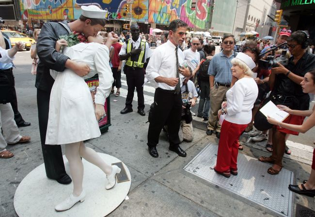 En 2005 una estatua del famoso beso fue ubicada en Times Square para celebrar el aniversario No. 60 en 2005. Miles de personas se congregaron allí en esa fecha para celebrar el Día de la Victoria.