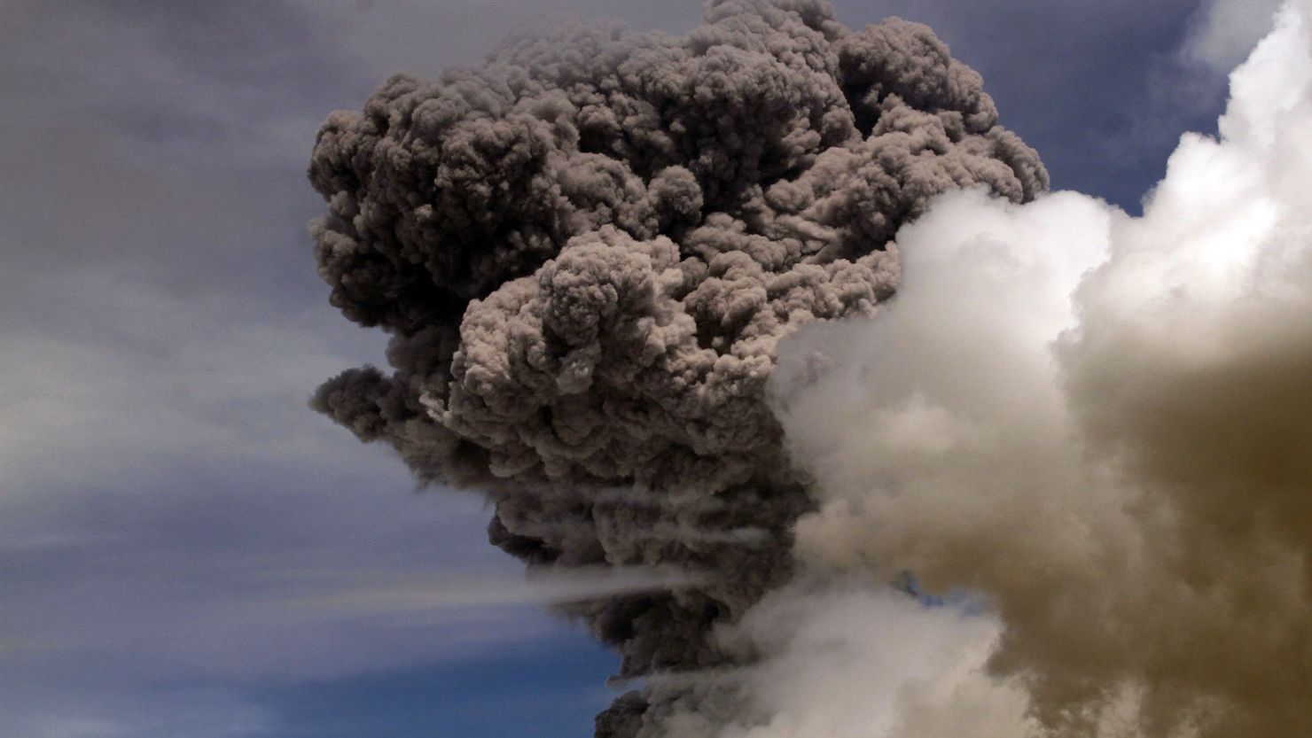 El volcán Cotopaxi exhaló el viernes esta gran nube de cenizas. Este sábado expulsó material incandescente.